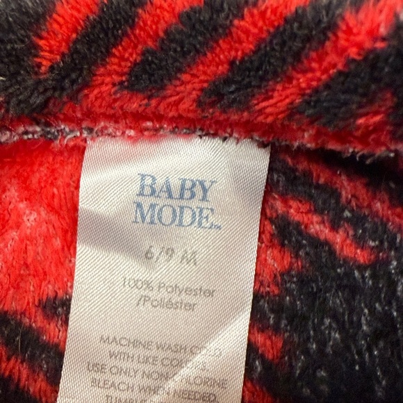 Baby Mode - 6-9M - Red and Black Plaid Fleece Onesie Sleeper - Picture 4 of 4